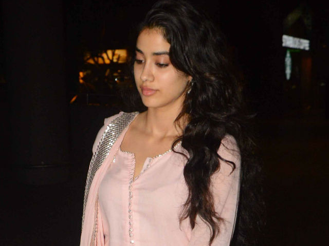 Jhanvi Kapoor Paints Mumbai Pink