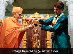 Justin Trudeau Wears <i>Kurta</i>, Performs <i>Puja</i> At <i>Mandir</i> In Canada. See Pics