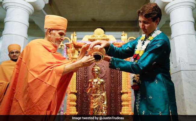 Justin Trudeau Wears <i>Kurta</i>, Performs <i>Puja</i> At <i>Mandir</i> In Canada. See Pics