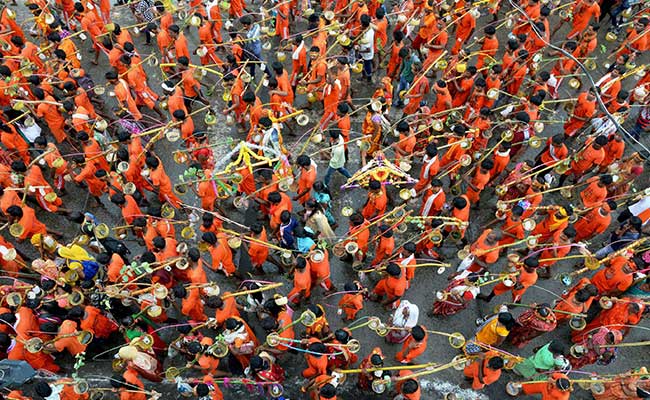 मेरठ : कांवड़ तोड़ने के आरोप में पुलिस चौकी में जमकर तोड़फोड़, वीडियो हो रहा वायरल