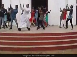 वायरल: पादरी ने किया ऐसा डांस कि जिसने देखा उसके मुंह से निकला वाउ... वायरल: पादरी ने किया ऐसा डांस कि जिसने देखा उसके मुंह से निकला वाउ...