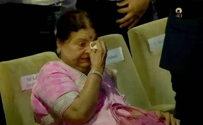 जब मुकेश अंबानी की आंखों से छलके आंसू, मां कोकिला बेन रोने लगीं