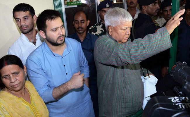 lalu yadav with tejashwi and rabri after raids pti