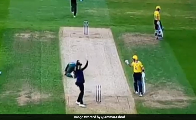 वीडियो : जब सीधे सिर पर आकर टकराया शॉट, मैदान पर ही लुढ़क गए गेंदबाज़ ल्यूक फ्लेचर