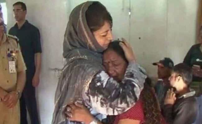 mehbooba mufti meets amarnath victims