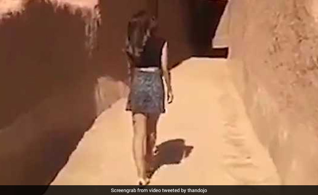 सऊदी अरब : छोटी स्कर्ट और छोटा टॉप पहने सड़क पर घूम रही महिला को पुलिस ने किया अरेस्ट