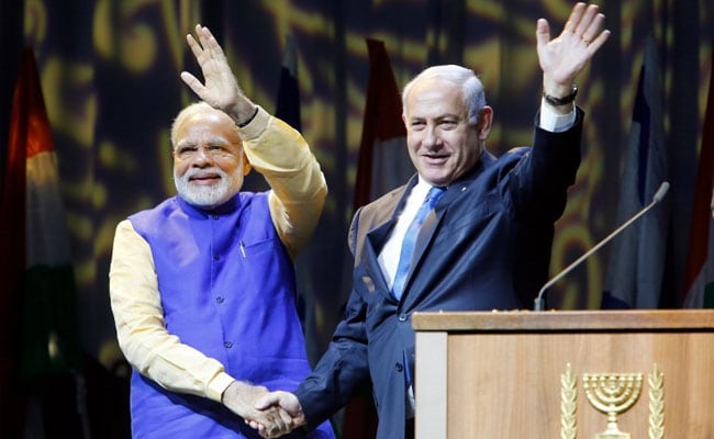 Narendra Modi-Benjamin Netanyahu's mega roadshow in Gujarat - Netanyahu  tries a traditional umbrella