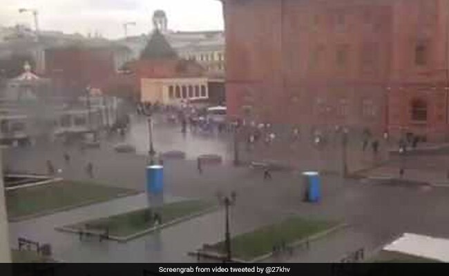 वीडियो: जब मॉस्को की सड़क पर लोगों के पीछे दौड़ने लगे पोर्टेबल टॉयलेट्स...