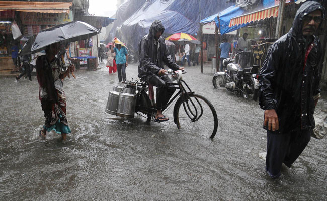 मुंबई और गुजरात सहित देश के कई हिस्सों में भारी बारिश से जनजीवन अस्त व्यस्त