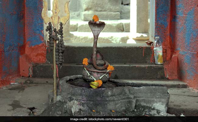 Nagchandreshwar Temple: साल में एक दिन के लिए खुलता है यह नाग मंदिर, जानें क्यों उमड़ती है भक्तों की भीड़