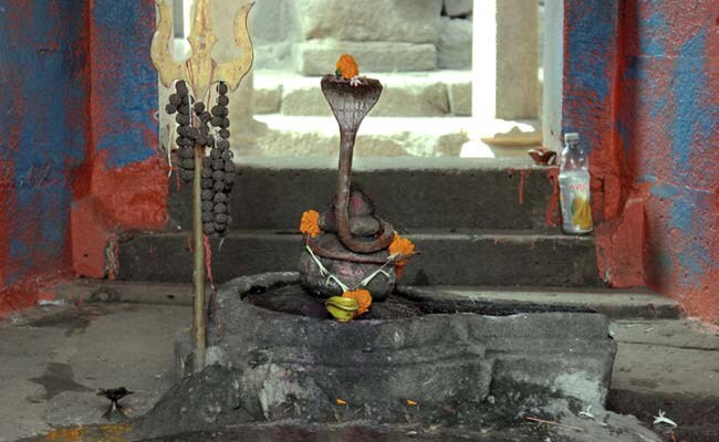 Nag Panchami 2017: जानिए क्यों मनाया जाता है नागपंचमी का त्योहार, क्या है नागों को दूध चढ़ाने का महत्व Nag Panchami 2017: जानिए क्यों मनाया जाता है नागपंचमी का त्योहार, क्या है नागों को दूध चढ़ाने का महत्व