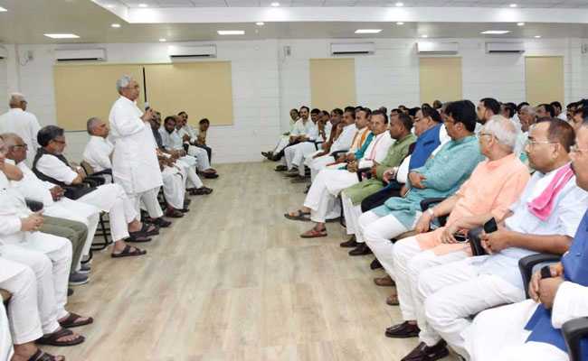 बिहार में नाटकीय घटनाक्रम : नीतीश का इस्तीफा; मोदी की बधाई, भड़के लालू और फिर नया समीकरण