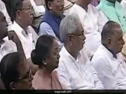 राष्ट्रपति शपथ ग्रहण : मीरा कुमार के बगल में नजर आए नीतीश कुमार, किया था विरोध राष्ट्रपति शपथ ग्रहण : मीरा कुमार के बगल में नजर आए नीतीश कुमार, किया था विरोध