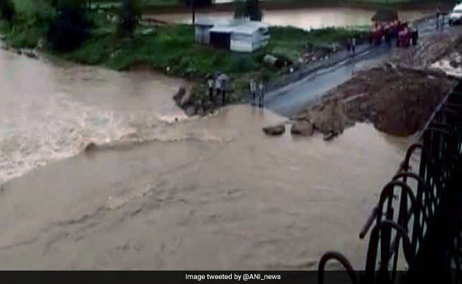 देश भर में मानसून की बारिश का सिलसिला जारी, बाढ़ से आठ लोगों की मौत