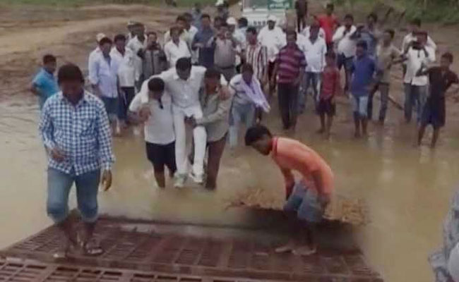 शिवराज चौहान का 'रीप्ले' : अब ओडिशा के विधायक को गोद में उठाकर कीचड़ के पार ले गए समर्थक
