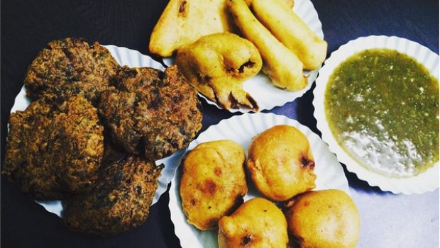 Khandani Pakode Wala: The 55-Year Old Pakoda Joint in South Delhi Serving 15 Varieties of Pakodas