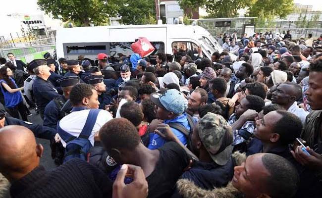 2,500 Migrants Shifted By Paris Police