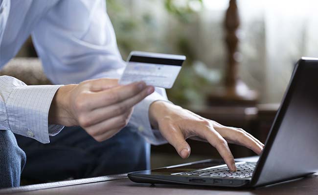 मार्च में क्रेडिट कार्ड से 68,000 करोड़ रुपये से अधिक की हुई online खरीद