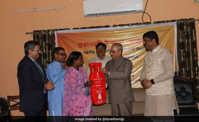 President Mukherjee Hands Over Free LPG Connection Under Ujwala Scheme