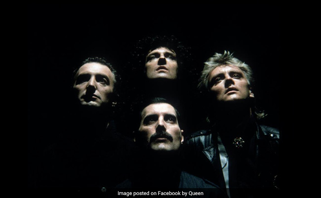 Thousands Of Green Day Fans Sing 'Bohemian Rhapsody.' Thumbs Up From Queen