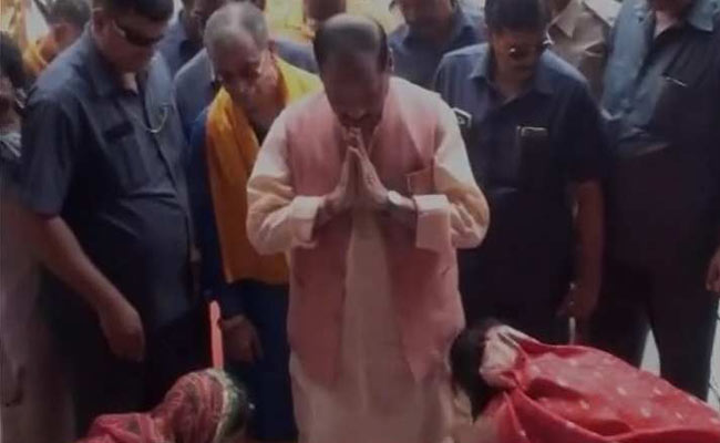 Jharkhand Chief Minister 'Lets' Women Wash His Feet, Activists Hang Him Out To Dry