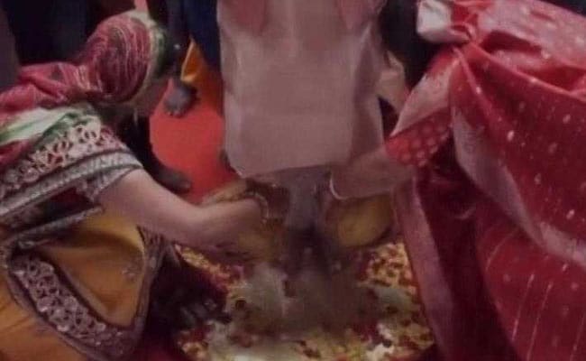 झारखंड के सीएम रघुबर दास ने महिलाओं से धुलवाए पैर, वीडियो सोशल मीडिया पर वायरल