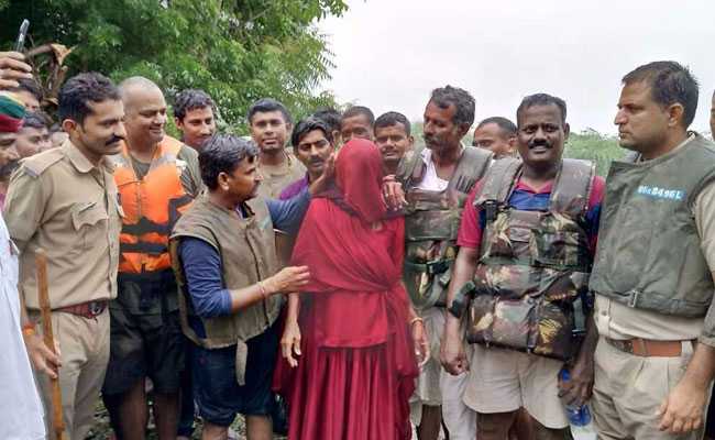 राजस्थान में बाढ़ में पेड़ पर फंसी थी वृद्ध महिला, सेना ने बचाया