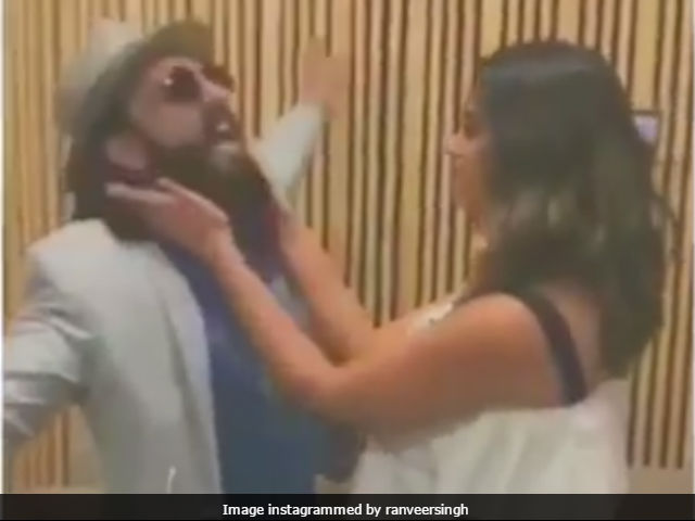 Ranveer Singh's <i>Hawa Hawa</i> Moment With Ileana D'Cruz. Watch Out, Arjun Kapoor