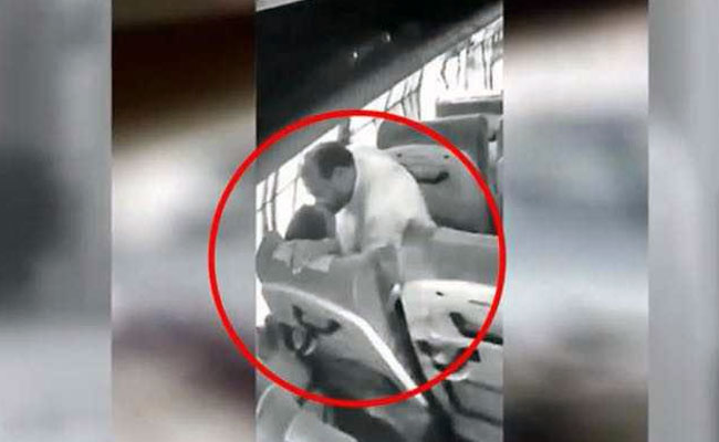 650px x 400px - Former Maharashtra BJP Leader Ravindra Bawanthade Filmed Kissing Woman In  Bus, Arrested For Rape