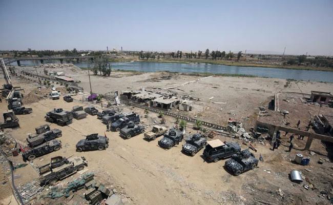 Facing Defeat In Mosul, ISIS Members Throw Themselves In River Tigris