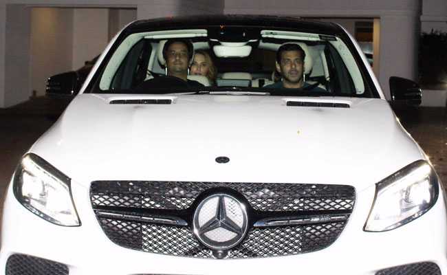 शाहरुख खान से गिफ्ट में मिली 1 करोड़ की कार में 'गर्लफ्रेंड' के साथ घूमने निकले सलमान खान!