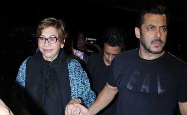 IIFA Awards 2017: मां हेलन का हाथ में हाथ पकड़े नजर आए बेटे सलमान खान