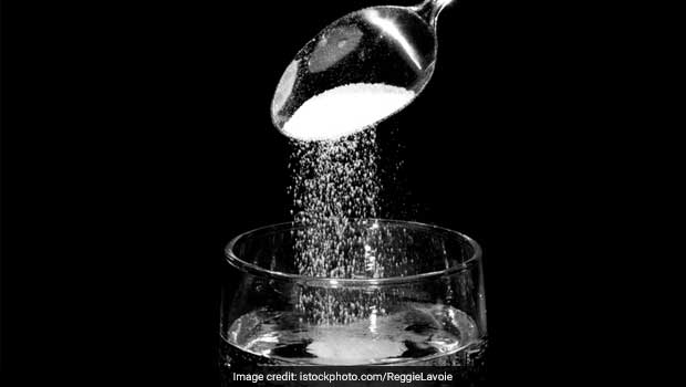 Salt Water Benefits: एक चिमूट मीठ पाण्यात मिसळून प्या आणि मग बघा कमाल! फायदे समजल्यावर दररोज कराल सेवन