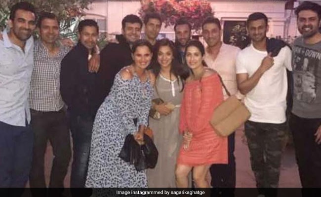 सानिया मिर्जा और उनके शौहर शोएब मलिक के साथ लंदन में दिखे जहीर खान और आशीष नेहरा