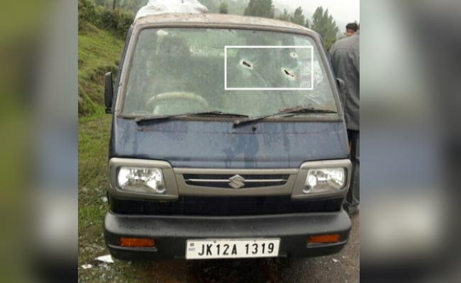जम्‍मू-कश्‍मीर : पाक की ओर से फ़ायरिंग की चपेट में आई स्कूल वैन, ड्राइवर ने भाग कर बचाई जान