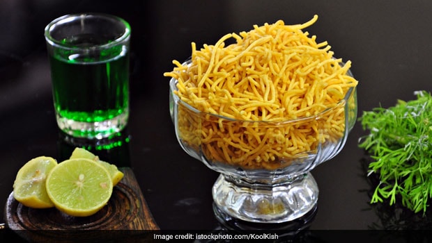 Watch: Making Of Famous Indore Nylon Sev Will Leave You Awestruck And Drooling Watch: Making Of Famous Indore Nylon Sev Will Leave You Awestruck And Drooling