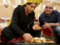 Shah Rukh Khan's Tour de Rajasthan Continues, In Jaipur He Tastes <i>Dal Baati</i>