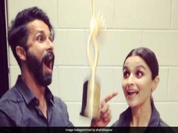 शाहिद कपूर और आलिया भट्ट ने मनाया जीत का जश्न, हवा में यूं उड़ाई IIFA की ट्रॉफी शाहिद कपूर और आलिया भट्ट ने मनाया जीत का जश्न, हवा में यूं उड़ाई IIFA की ट्रॉफी
