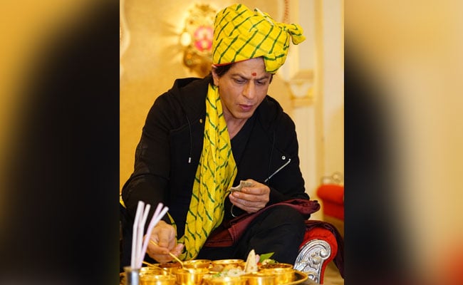 शाहरुख खान ने पहली बार उठाया राजस्‍थान के पारंपरिक दाल-बाटी चूरमे का लुत्‍फ