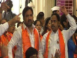 शिवसेना पार्षदों ने BMC के सदन में की पीएम मोदी के खिलाफ़ अभद्र नारेबाजी, बीजेपी पार्षद को पीटा शिवसेना पार्षदों ने BMC के सदन में की पीएम मोदी के खिलाफ़ अभद्र नारेबाजी, बीजेपी पार्षद को पीटा