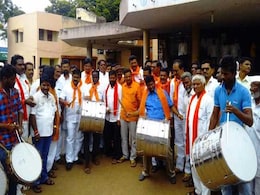 महाराष्ट्र : शिवसेना ने अपनी ही सरकार के खिलाफ बजाए ढोल, किसानों की कर्जमाफी का हिसाब मांगा महाराष्ट्र : शिवसेना ने अपनी ही सरकार के खिलाफ बजाए ढोल, किसानों की कर्जमाफी का हिसाब मांगा