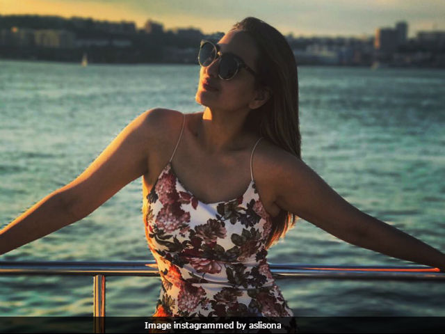 Sonakshi Sinha Begins Shooting Film With Diljit Dosanjh In New York