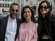 When Sonam Kapoor And Her Rumoured Boyfriend Bumped Into Juhi Chawla In London