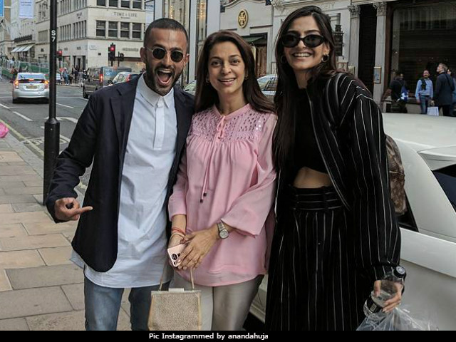 When Sonam Kapoor And Her Rumoured Boyfriend Bumped Into Juhi Chawla In London