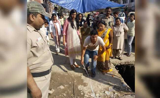 ...और राज्य महिला आयोग की अध्यक्ष ने मंदिर से शराब ठेके की दूरी नपवा डाली
