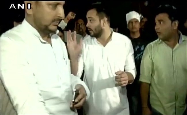 देर रात आरजेडी नेताओं के साथ राज्यपाल भवन के लिए तेजस्वी ने किया मार्च