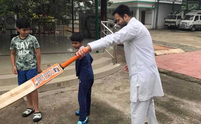 तेजस्वी ने लिया नहीं JDU के अल्टीमेटम का टेंशन, बच्चों के संग क्रिकेट खेलते नजर आए डिप्टी सीएम