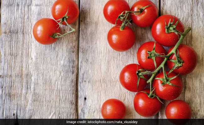 Here's Why Desi Tamatar or Indian Tomatoes Are Better Suited For Curries