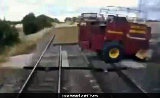 दिल दहला देने वाला वीडियो : पटरी पर दौड़ रही थी ट्रेन, मगर यह ट्रैक्टर वहां क्या कर रहा था!
