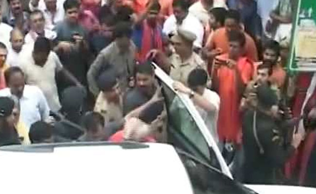 उत्‍तर प्रदेश : बीजेपी और सपा की सियासी दुश्मनी में क़रीब 70 हज़ार लोगों की नौकरी खटाई में